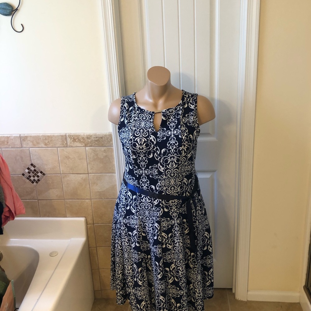 Dress - Picture 3 of 4